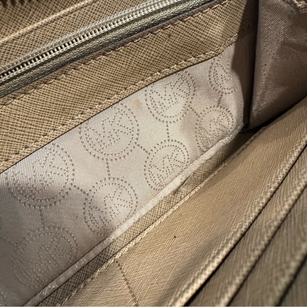 🎈 2/$5 🎈 Michael Kors Gold Logo Tan Wallet - Picture 5 of 6